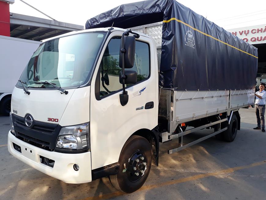 xe tải hino xzu730l 5 tấn thùng bạt nhôm 5m6