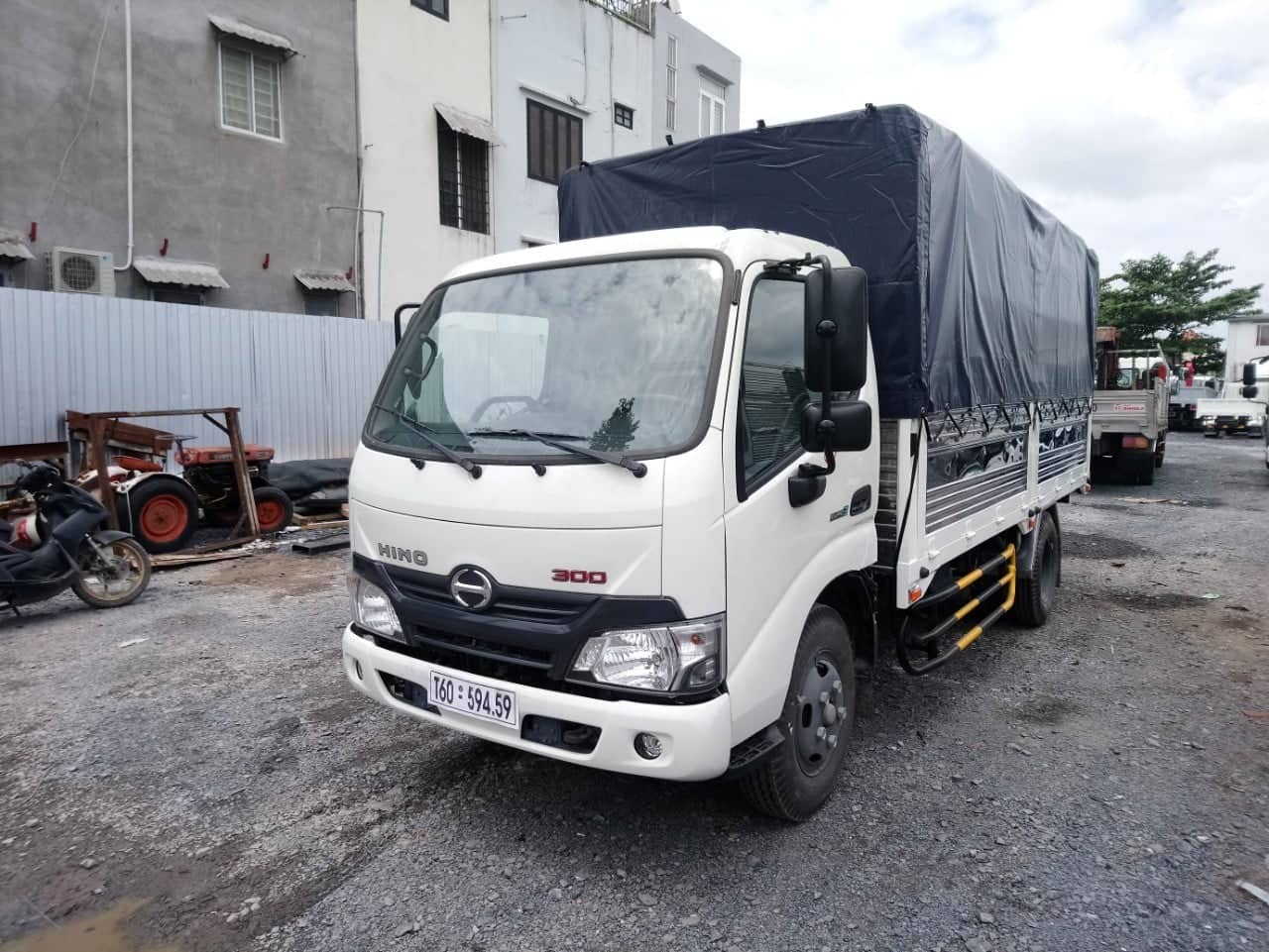 xe tải hino 3t5 thùng bạt 5680 cm xzu352l