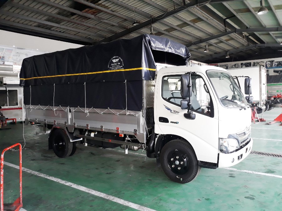 xe tai hino 1t9 1950 kg xzu650l vào thành phố thùng mui bạt
