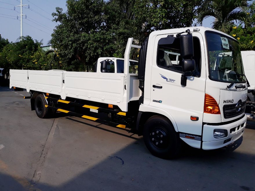 xe tải hino 6.650 kg FC9JLTC thùng lửng dài 6.7 mét