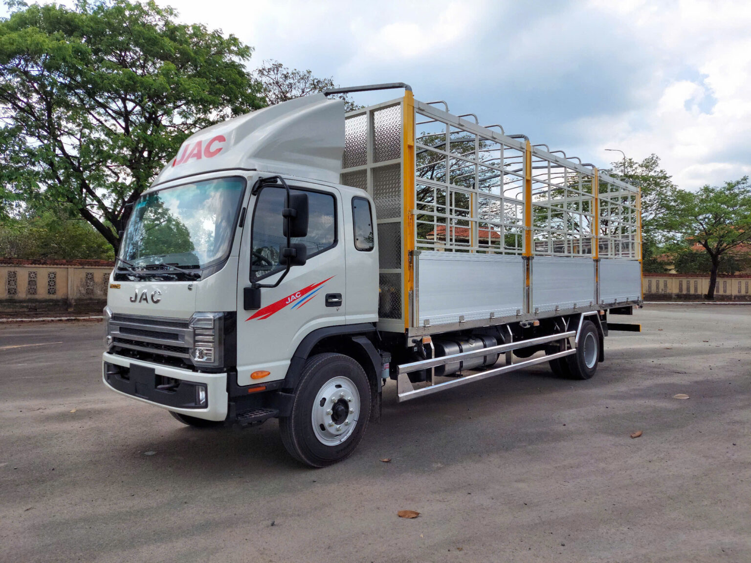 xe tải jacs n900 plus tải trọng 9 tấn 100kg thùng dài 7 m mét chiều cao 2430 cm mui bạt