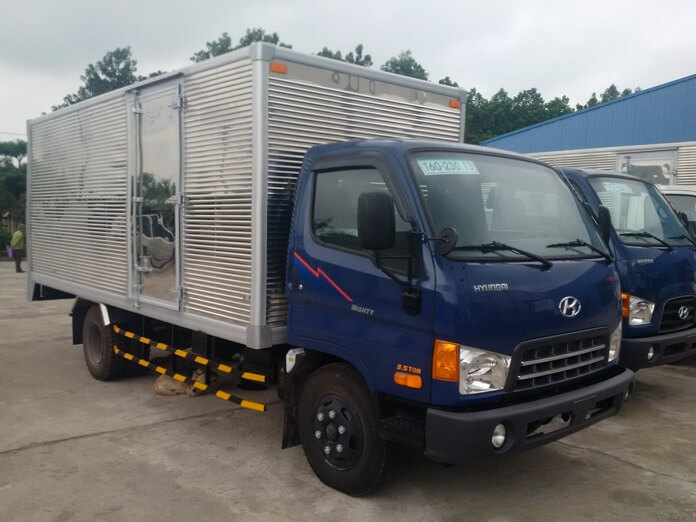 xe tai hyundai hd72 thung kin nhap khau